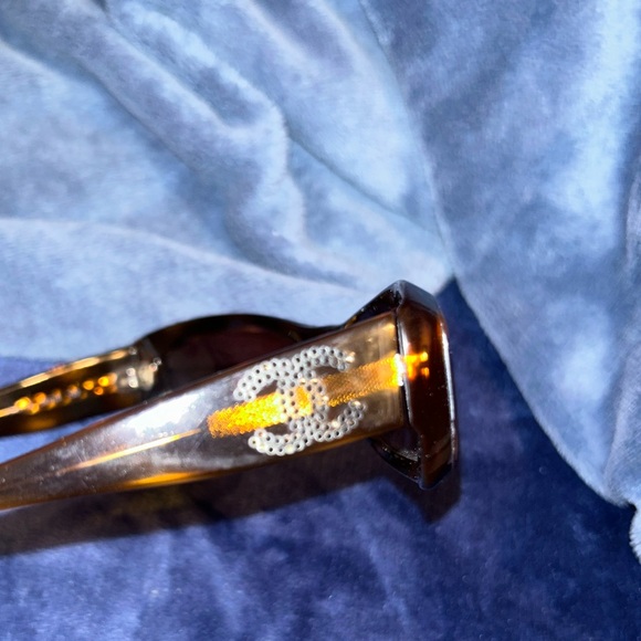 Preloved Authentic Chanel Tortoise Shell Sunglasses - Picture 7 of 10